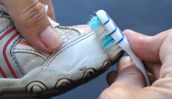 Mẹo làm sạch giày bị ố vàng đơn giản mà hiệu quả chỉ với một bát nước-2