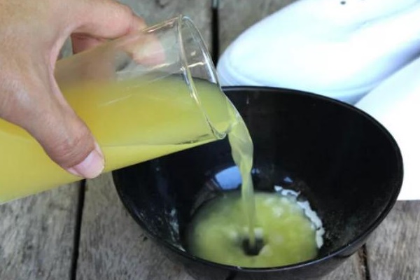 Mẹo làm sạch giày bị ố vàng đơn giản mà hiệu quả chỉ với một bát nước-4