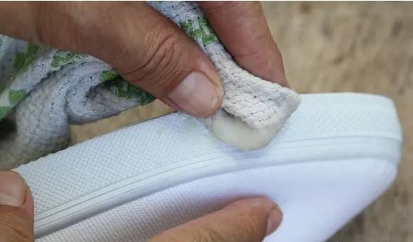 Mẹo làm sạch giày bị ố vàng đơn giản mà hiệu quả chỉ với một bát nước-6