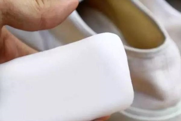 Mẹo làm sạch giày bị ố vàng đơn giản mà hiệu quả chỉ với một bát nước-9