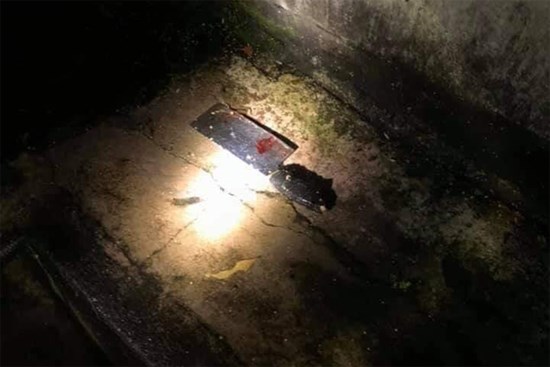 Chồng điên cuồng khi thấy vợ nằm giường bấm điện thoại