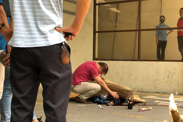 Vụ nam thanh niên rơi từ tầng cao chung cư tử vong ở Hà Nội: Ám ảnh ánh mắt thất thần của người cha ngồi gục bên thi thể con trai-7