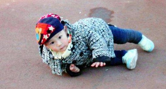 Cháu 1 tuổi ngã trên giường xuống, thái độ của mẹ làm bà nội khó chịu, bác sĩ lại khen-2