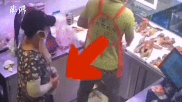 Người phụ nữ trộm vịt quay bằng cách nhét vào đũng quần khi chủ cửa hàng không để ý, hành động đáng xấu hổ bị cư dân mạng lên án-1