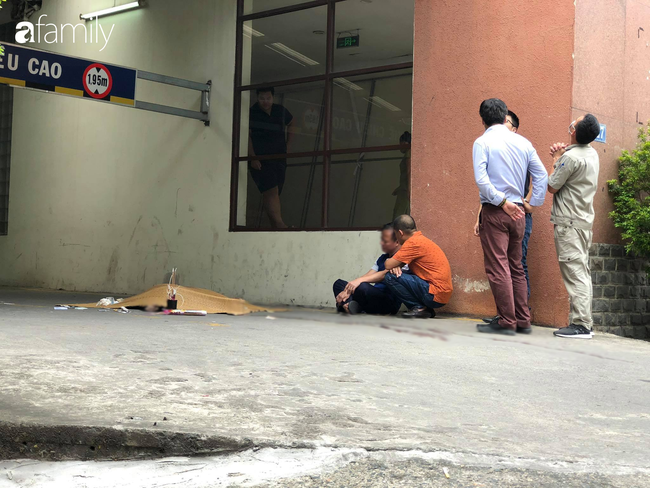 Vụ nam thanh niên rơi từ tầng cao chung cư tử vong ở Hà Nội: Ám ảnh ánh mắt thất thần của người cha ngồi gục bên thi thể con trai-1