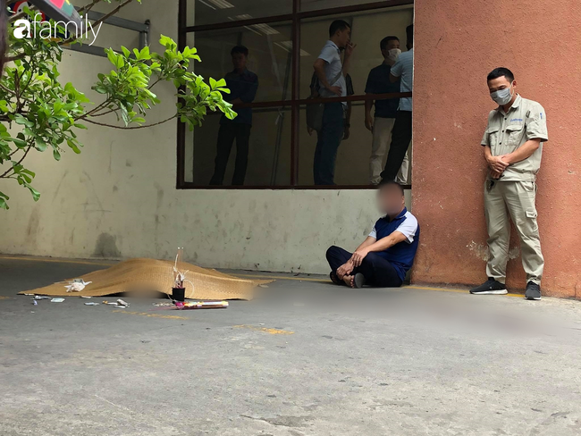Vụ nam thanh niên rơi từ tầng cao chung cư tử vong ở Hà Nội: Ám ảnh ánh mắt thất thần của người cha ngồi gục bên thi thể con trai-3