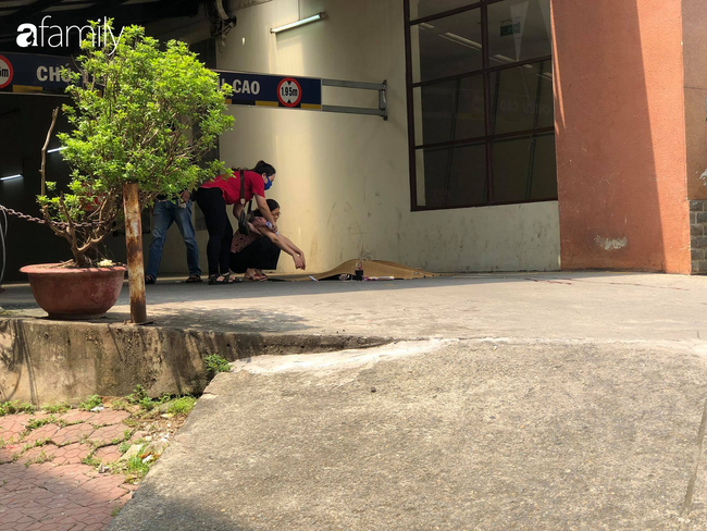 Vụ nam thanh niên rơi từ tầng cao chung cư tử vong ở Hà Nội: Ám ảnh ánh mắt thất thần của người cha ngồi gục bên thi thể con trai-4