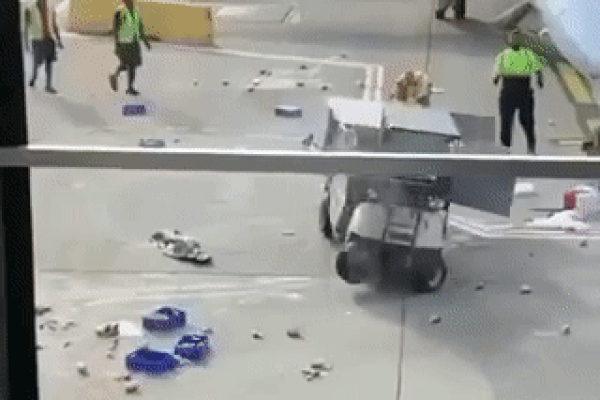 Người đi xe đạp chạy sai làn, ngã trước đầu xe container-1