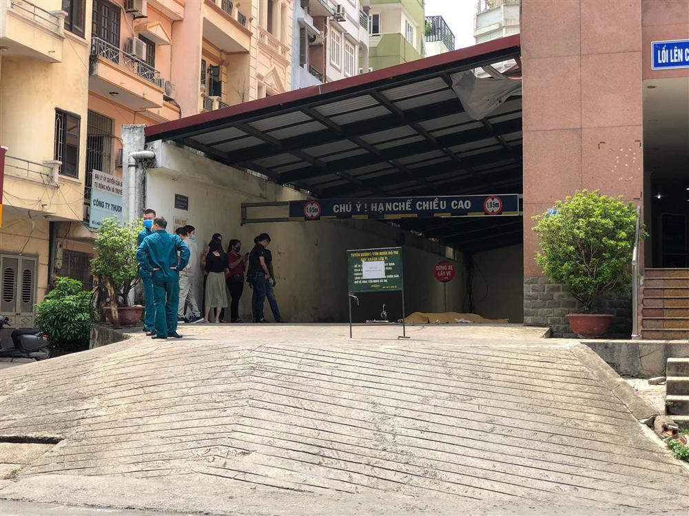 Vụ nam thanh niên rơi từ tầng cao chung cư tử vong ở Hà Nội: Ám ảnh ánh mắt thất thần của người cha ngồi gục bên thi thể con trai-5