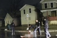Người đàn ông da màu chết ngạt vì bị cảnh sát Mỹ trùm mũ vào đầu, sự vụ tưởng rơi vào quên lãng bất ngờ gây phẫn nộ sau khi công bố video đáng sợ