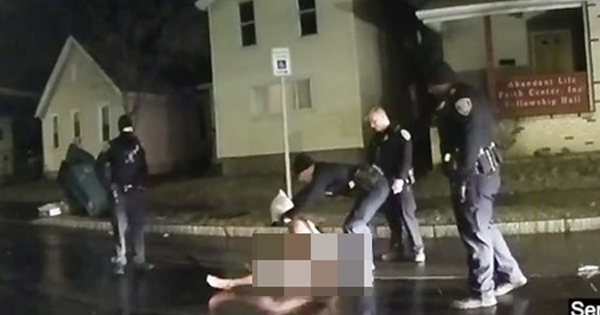 Người đàn ông da màu chết ngạt vì bị cảnh sát Mỹ trùm mũ vào đầu, sự vụ tưởng rơi vào quên lãng bất ngờ gây phẫn nộ sau khi công bố video đáng sợ-1