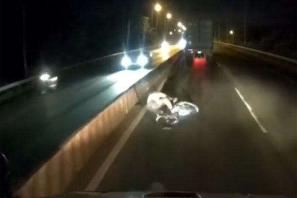 Tài xế ô tô phanh ‘cháy lốp’ tránh thanh niên ngã trước đầu xe-1