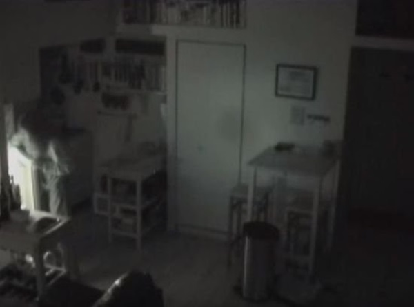 Đồ đạc liên tục biến mất, chủ nhà lắp camera mới biết nhà có người ăn nhờ ở đậu, rùng mình nhất là việc làm của ả ở bồn rửa-5