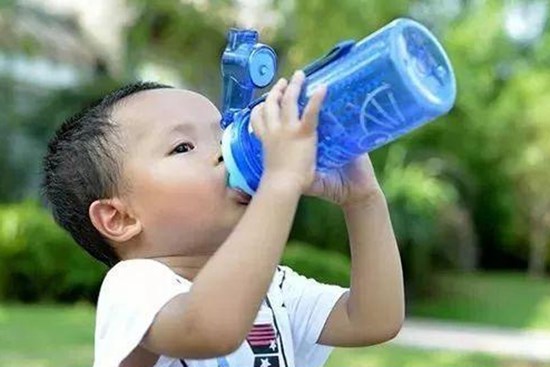 Cho bé uống nước trong 3 thời điểm này là hại lá lách và dạ dày của trẻ, mẹ hãy nhanh chóng dừng lại