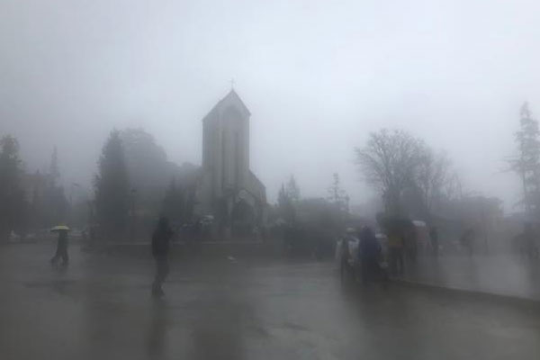 Du khách đổ về Sa Pa, đỉnh Fansipan chật cứng ngày đầu năm mới-12