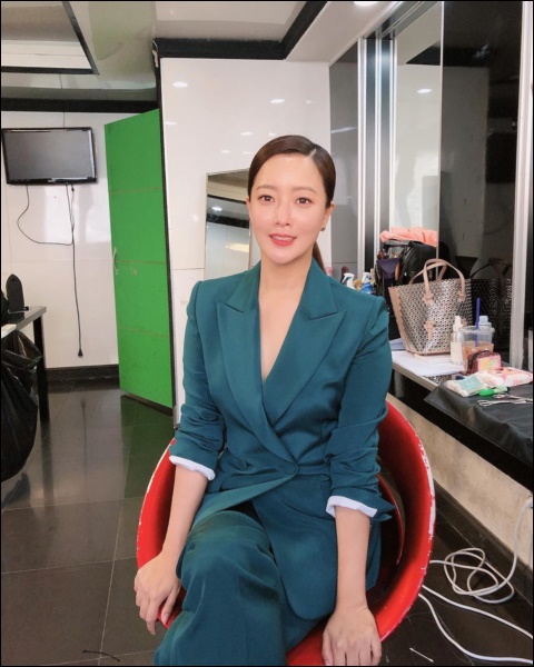 Ở tuổi 43, Kim Hee Sun giữ gìn vóc dáng và làn da búng ra sữa bằng nguyên liệu quen thuộc mà ai cũng biết-7