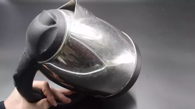 Đừng vội vứt tuýp kem đánh răng đã qua sử dụng đi, nó có thể giúp bạn tiết kiệm rất nhiều tiền trong một năm-4