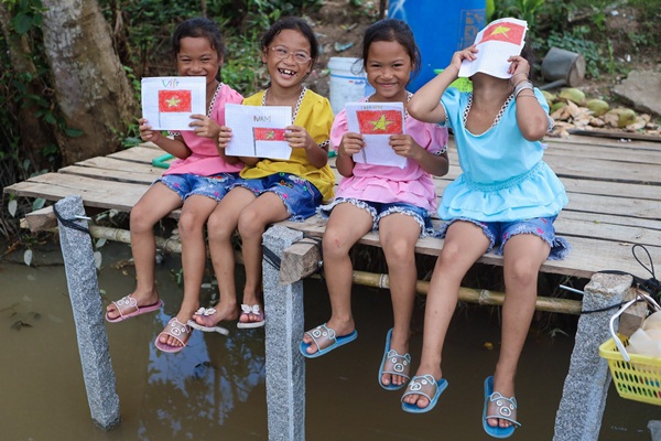 Năm học mới của chị em sinh tư Việt, Nam, Hạnh, Phúc-1