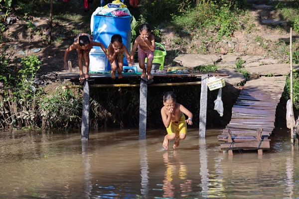Năm học mới của chị em sinh tư Việt, Nam, Hạnh, Phúc-2