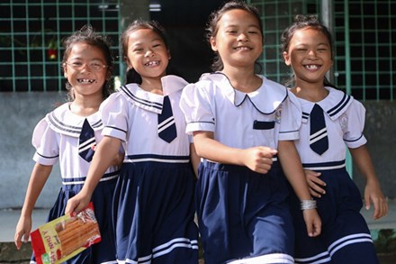 Năm học mới của chị em sinh tư Việt, Nam, Hạnh, Phúc