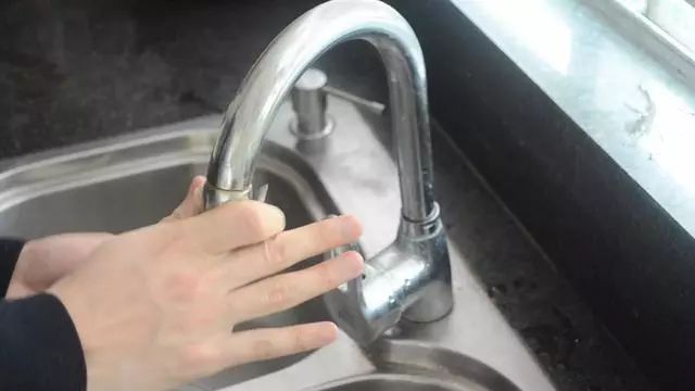 Đừng vội vứt tuýp kem đánh răng đã qua sử dụng đi, nó có thể giúp bạn tiết kiệm rất nhiều tiền trong một năm-16