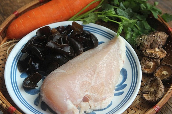 Ức gà ai cũng chê vì khô dai, đem vo viên rồi nấu kiểu này cả nhà ăn hết sạch-1