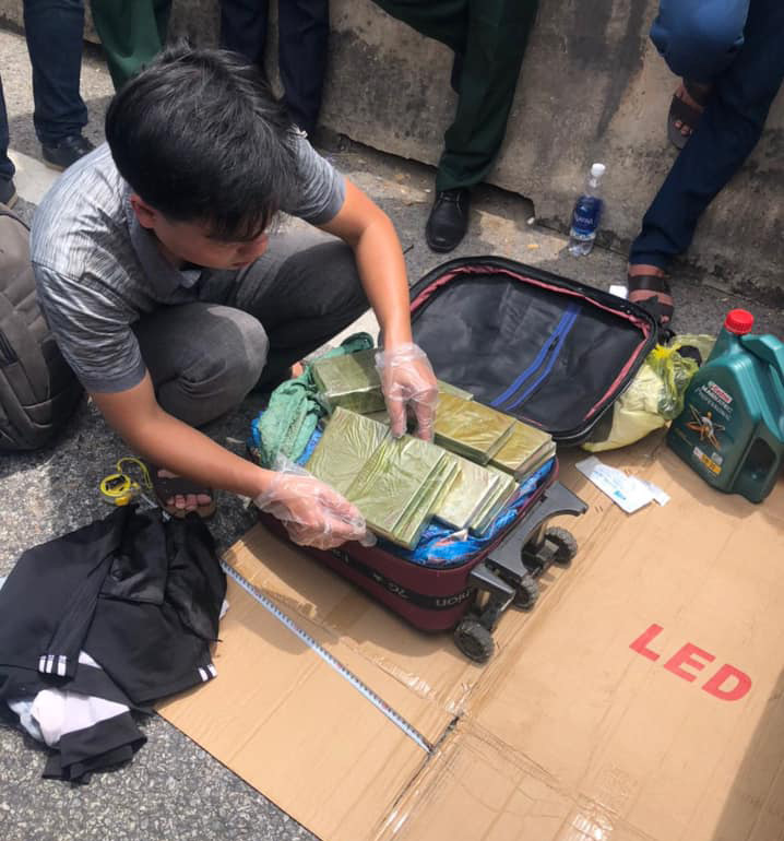 CLIP: Cảnh sát nổ súng vây bắt 5 đối tượng trên ô tô chở số lượng lớn ma túy-2