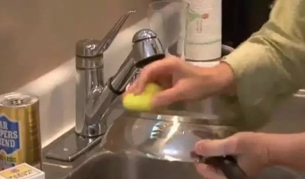 Đừng vội vứt tuýp kem đánh răng đã qua sử dụng đi, nó có thể giúp bạn tiết kiệm rất nhiều tiền trong một năm-27