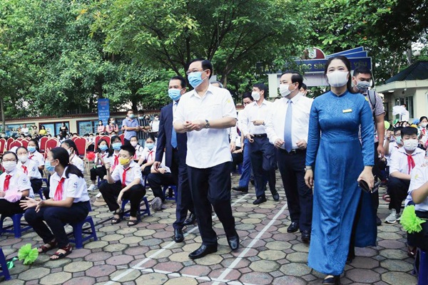 Gần 23 triệu học sinh khai giảng với khẩu trang và giãn cách-1