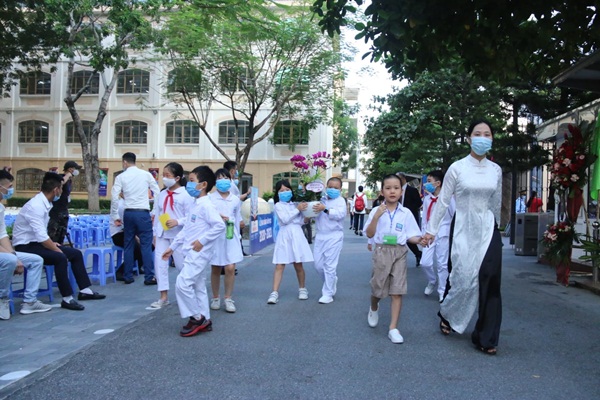 Gần 23 triệu học sinh khai giảng với khẩu trang và giãn cách-2