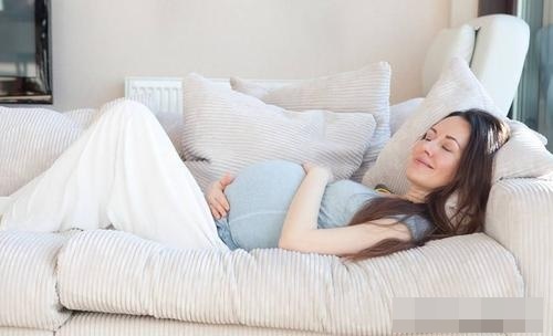 Việc bà bầu thường xuyên sờ tay lên bụng bầu có hại cho thai nhi không? Hãy làm tốt điều một cần hai không để bảo vệ sức khỏe của mẹ và bé-4