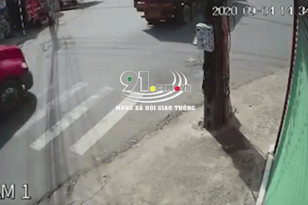 Camera hé lộ cảnh xe container khiến 2 cô gái tử vong thương tâm giữa giao lộ-1
