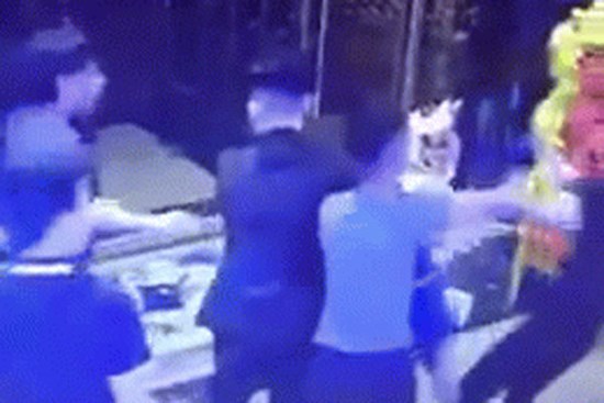 Clip: Nhóm thanh niên lao đến túm tóc, đánh đập 2 cô gái túi bụi gây phẫn nộ