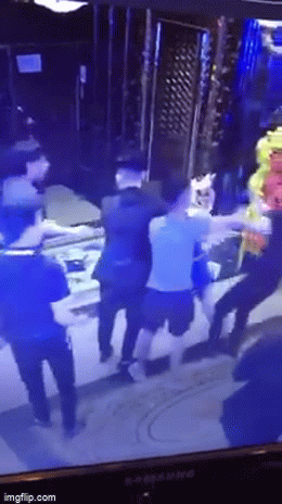 Clip: Nhóm thanh niên lao đến túm tóc, đánh đập 2 cô gái túi bụi gây phẫn nộ-1