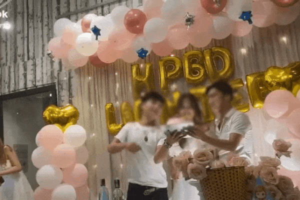 2 thanh niên vì úp bánh kem thẳng mặt cô bạn trong tiệc sinh nhật