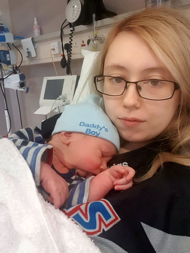 Bị đau dạ dày vào viện cấp cứu, ai ngờ lại hạ sinh cậu con trai hơn 4 kg, người mẹ không hề biết mình mang thai-1