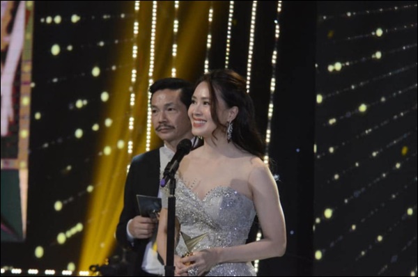 Hồng Diễm khóc không ngừng khi nhận giải Nữ chính ấn tượng nhất VTV Awards, nhắc tới Ngôi sao Khuê của anh Bảo khiến fan vỡ òa-1
