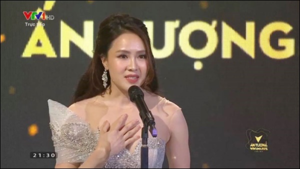 Hồng Diễm khóc không ngừng khi nhận giải Nữ chính ấn tượng nhất VTV Awards, nhắc tới Ngôi sao Khuê của anh Bảo khiến fan vỡ òa-3
