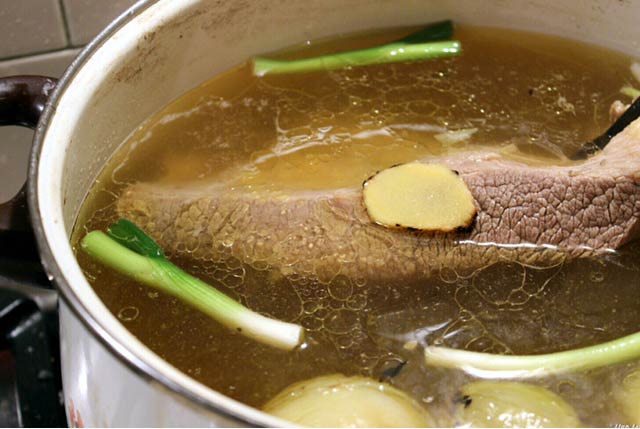 Khử hết mùi hôi của xương bò và có ngay nồi nước dùng thơm ngọt chỉ với mẹo đơn giản này-7