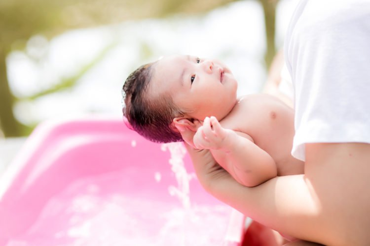 Trẻ sơ sinh có cần tắm hàng ngày? Khung giờ tắm và cách tắm cho trẻ sơ sinh đúng nhất? Câu trả lời sẽ khiến không ít bà mẹ phải giật mình-1