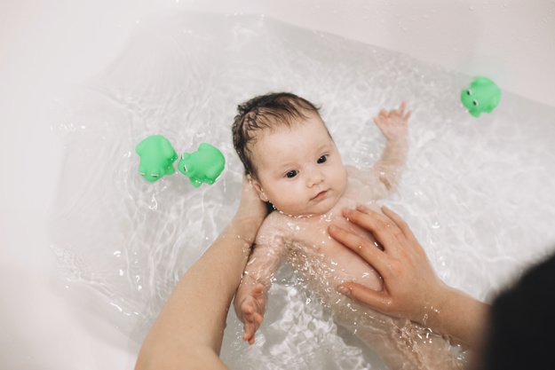 Trẻ sơ sinh có cần tắm hàng ngày? Khung giờ tắm và cách tắm cho trẻ sơ sinh đúng nhất? Câu trả lời sẽ khiến không ít bà mẹ phải giật mình-3