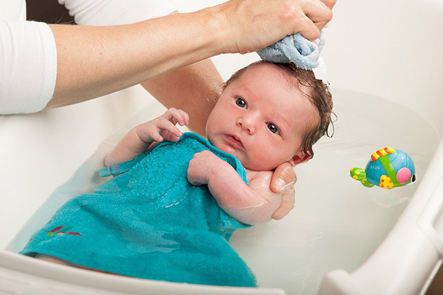 Trẻ sơ sinh có cần tắm hàng ngày? Khung giờ tắm và cách tắm cho trẻ sơ sinh đúng nhất? Câu trả lời sẽ khiến không ít bà mẹ phải giật mình-2