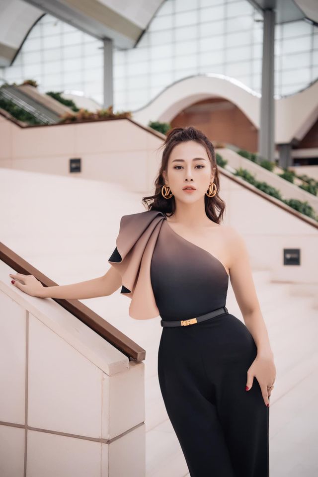 Phục thù lại mùa VTV Awards năm ngoái, năm nay Phương Oanh gây sốt với vòng eo siêu nhỏ, nhưng bộ đầm đen lại có phần hơi già-10