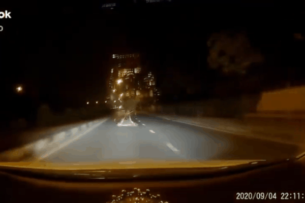 Phóng nhanh bỗng gặp vật lạ giữa đường, tài xế có pha xử lý khiến người xem thốt lên
