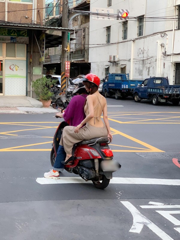 Cô gái làm dân tình hiểu lầm không mặc đồ ra đường, hoá ra là hotgirl có tiếng trên MXH-1