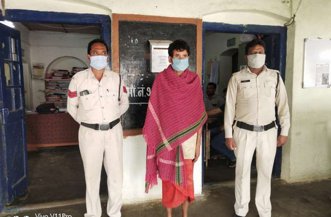 Ngửi thấy mùi hôi thối nồng nặc bốc ra từ nhà hàng xóm, người dân đi báo cảnh sát và phát hiện sự thật lạnh gáy bên trong ngôi nhà-2