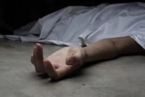 Ngửi thấy mùi hôi thối nồng nặc bốc ra từ nhà hàng xóm, người dân đi báo cảnh sát và phát hiện sự thật 