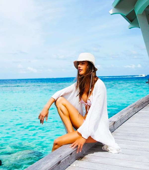 Alessandra Ambrosio nóng bỏng gây mê với bikini màu nude-11