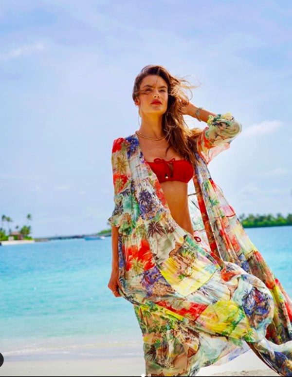 Alessandra Ambrosio nóng bỏng gây mê với bikini màu nude-12