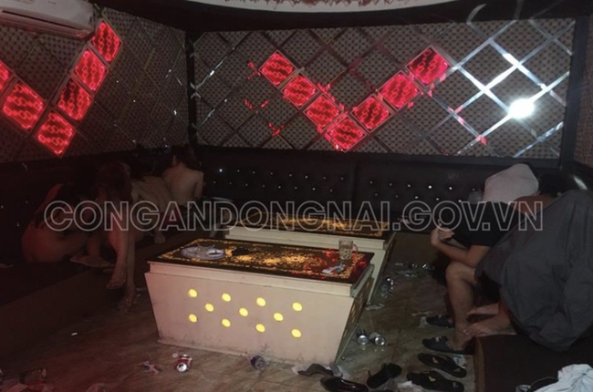 Đồng Nai: Bắt quả tang 5 cô gái tắm tiên, khỏa thân nhảy múa với khách tại quán karaoke Dòng Đời-1